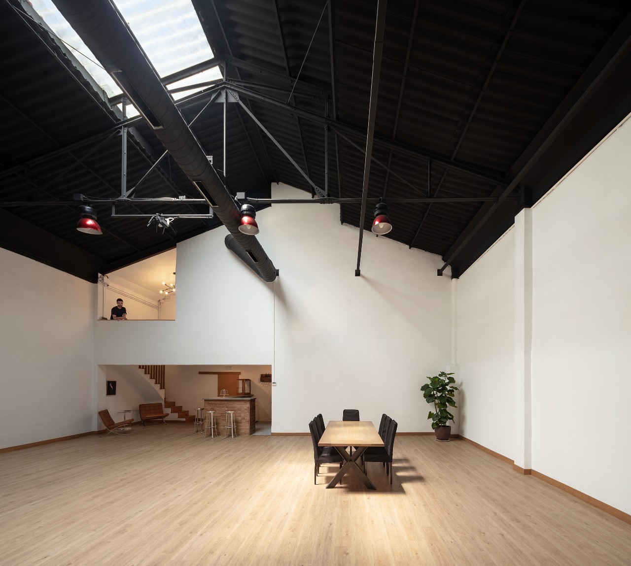 Un espacio industrial con luz natural